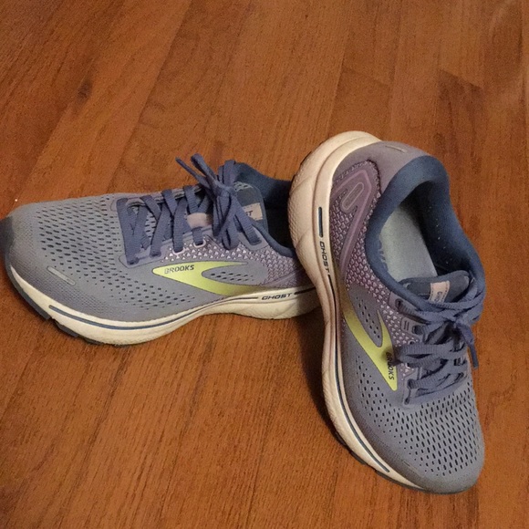 Brooks tennis shoes - Picture 3 of 11